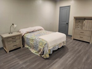 Room - Cozy 1-bedroom house located near the Wichita Mountains. (Cement)