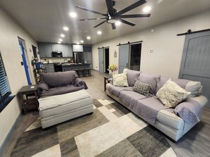 Living area - Cozy 1-bedroom house located near the Wichita Mountains. (Cement)