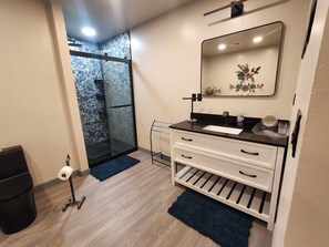 Bathroom - Cozy 1-bedroom house located near the Wichita Mountains. (Cement)