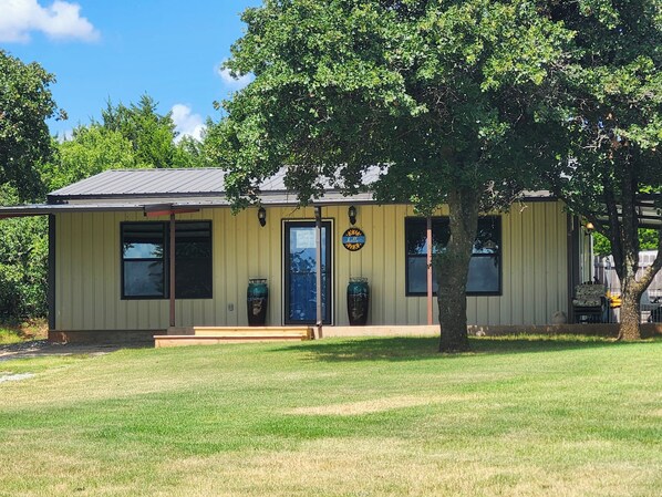 Exterior - Cozy 1-bedroom house located near the Wichita Mountains. (Cement)