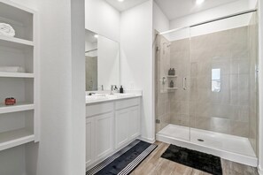 Bathroom -     Spacious Katy TX  one story Home / 4 Bedrooms + Hot Tub (Katy)
