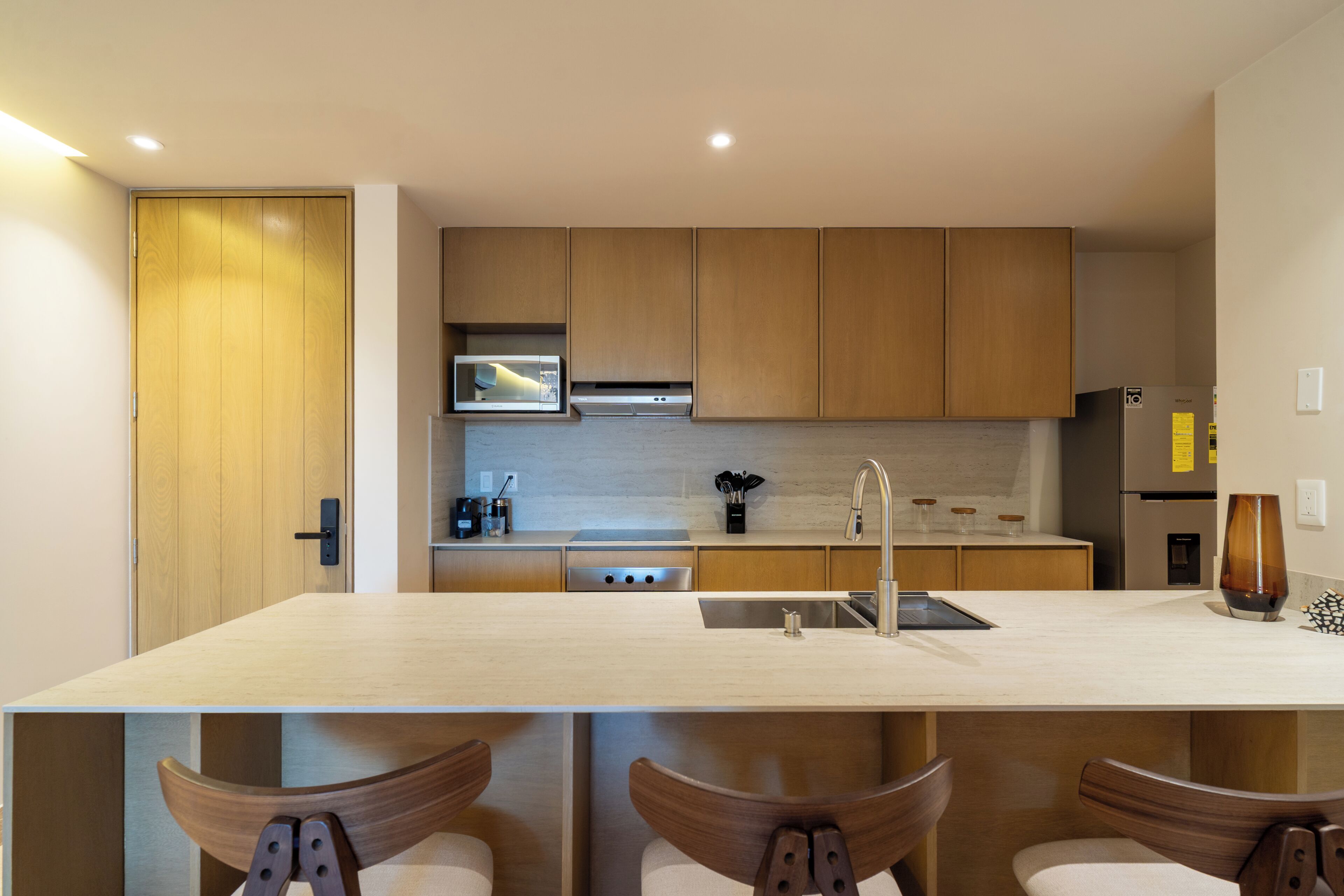 Departamento de diseñador, vista al patio | Cocina privada | Cafetera y tetera 