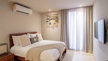 Premium bedding, in-room safe, laptop workspace, WiFi (free)