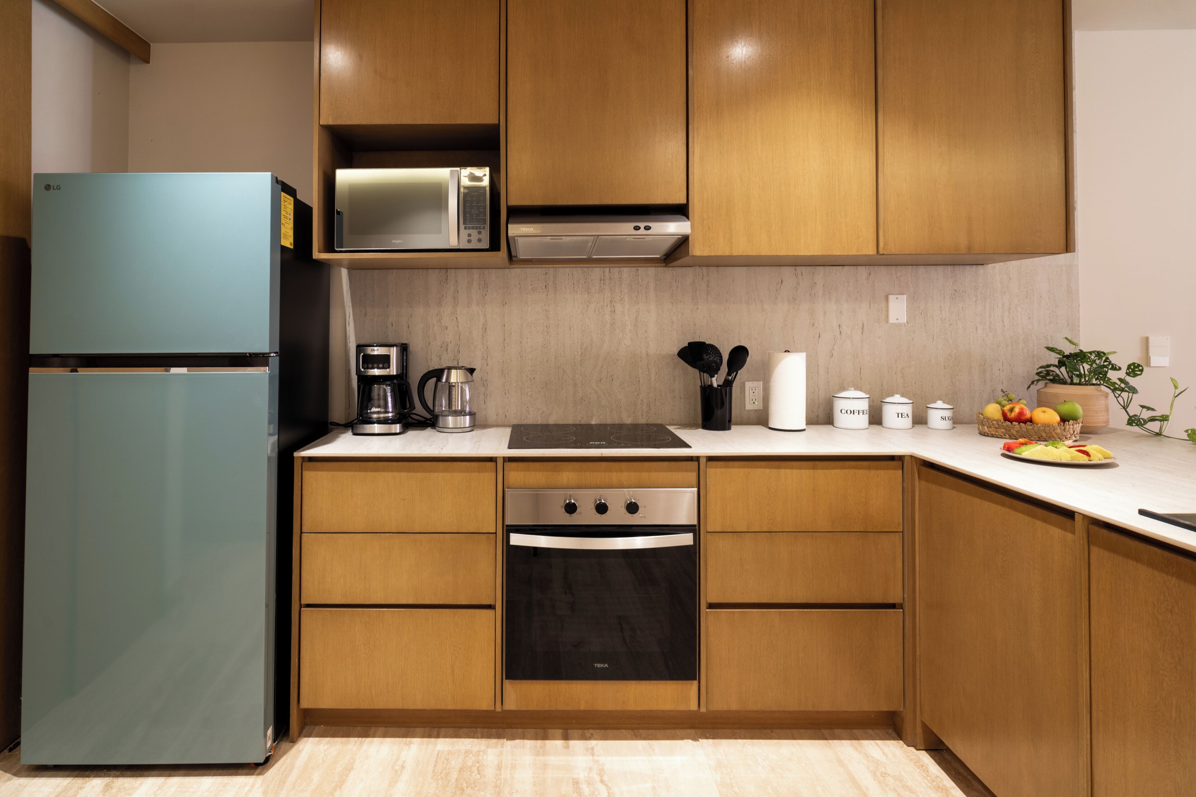 Apartamento de diseño, 2 habitaciones, vistas al jardín | Cocina privada | Cafetera o tetera y microondas