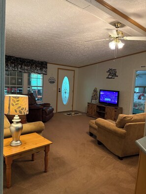 Interior - Lake Gaston Waterfront Retreat 3BR 2BA in Bracey VA (Bracey)