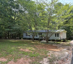 Exterior - Lake Gaston Waterfront Retreat 3BR 2BA in Bracey VA (Bracey)