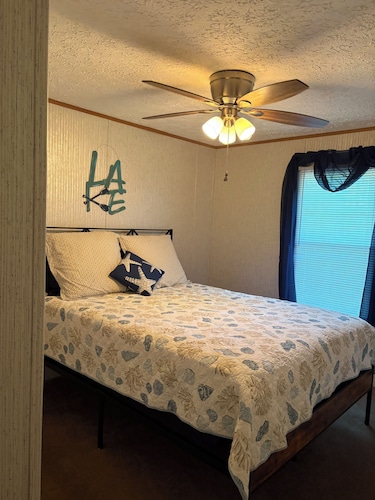 Lake Gaston Waterfront Retreat 3BR 2BA in Bracey VA