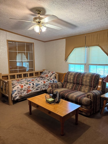 Lake Gaston Waterfront Retreat 3BR 2BA in Bracey VA