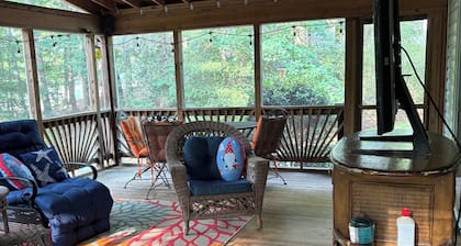 Lake Gaston Waterfront Retreat 3BR 2BA in Bracey VA