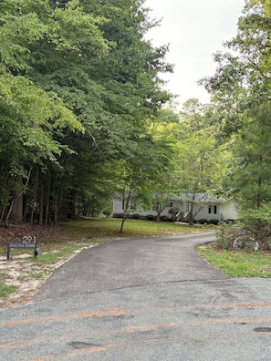 Property grounds - Lake Gaston Waterfront Retreat 3BR 2BA in Bracey VA (Bracey)