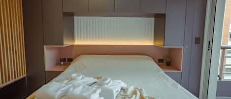 Iron/ironing board, WiFi, bed sheets
