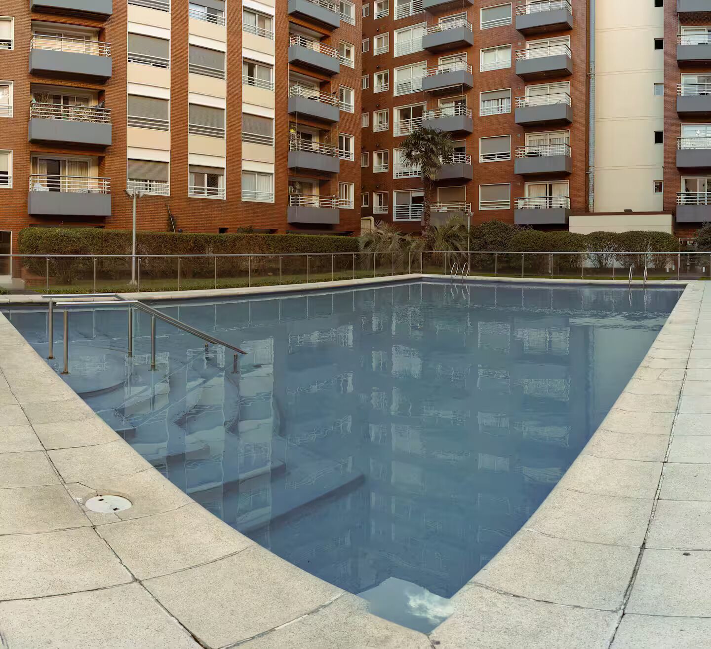 Una piscina con vista despejada a los edificios de apartamentos circundantes.
