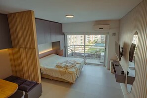 Tabla de planchar con plancha, wifi y ropa de cama 