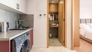 Căn hộ, ban công, quang cảnh thành phố | Phòng tắm