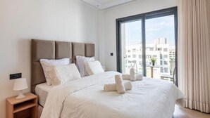Màn/rèm cản sáng, bàn ủi/dụng cụ ủi quần áo 