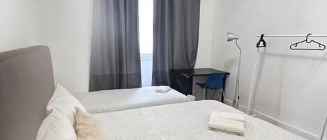 5 bedrooms, iron/ironing board, WiFi, bed sheets