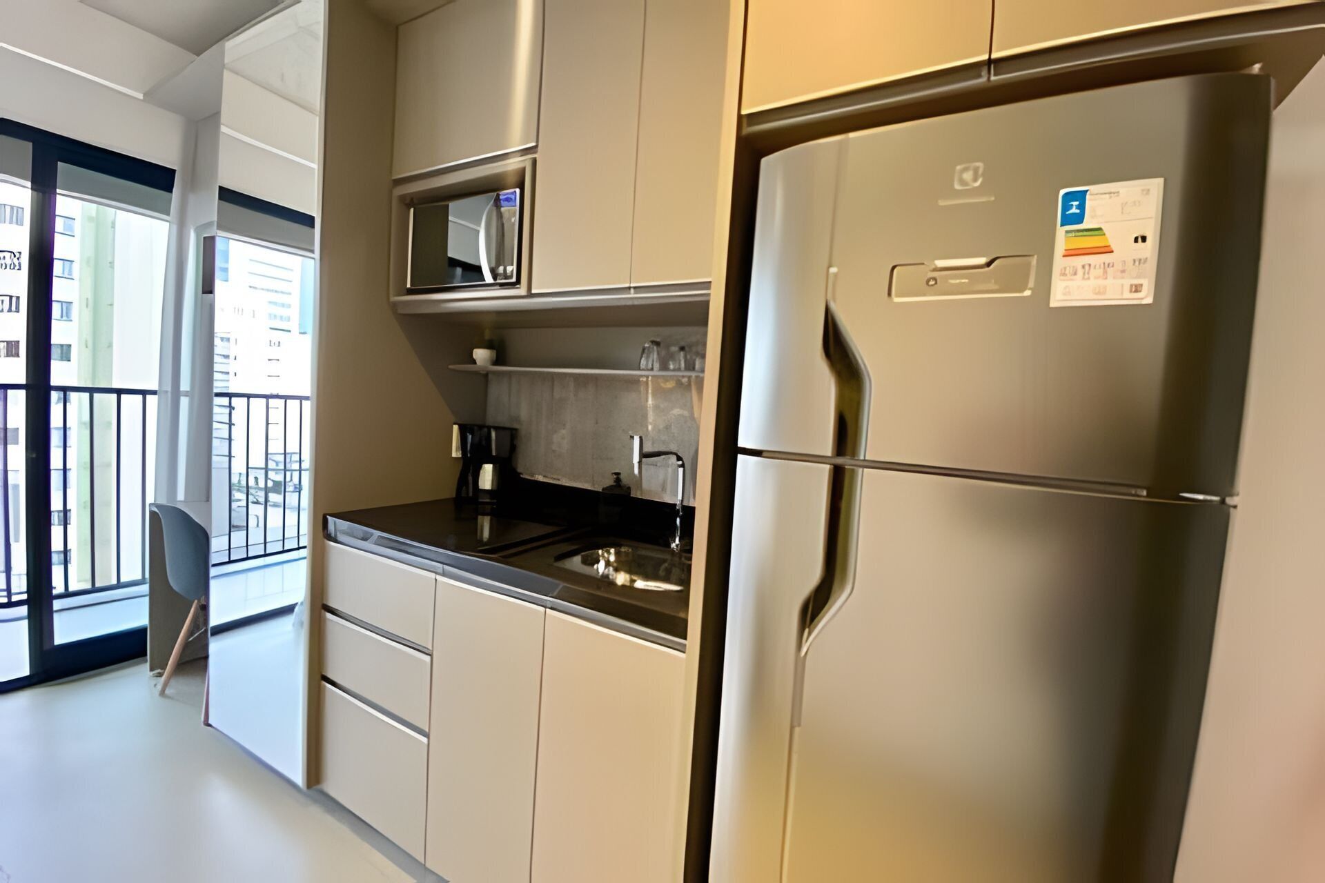 Une cuisine moderne équipée d’appareils électroménagers en acier inoxydable, d’un four à micro-ondes et d’un réfrigérateur.