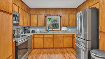 Coffee/tea maker, fridge, microwave, oven