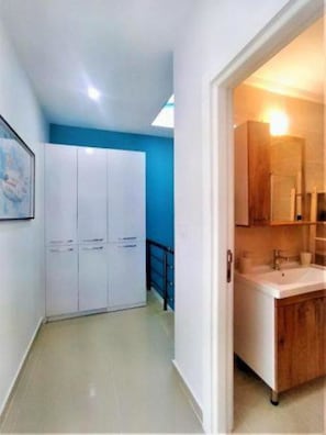 Regadera, secadora de cabello, bidet, toallas 