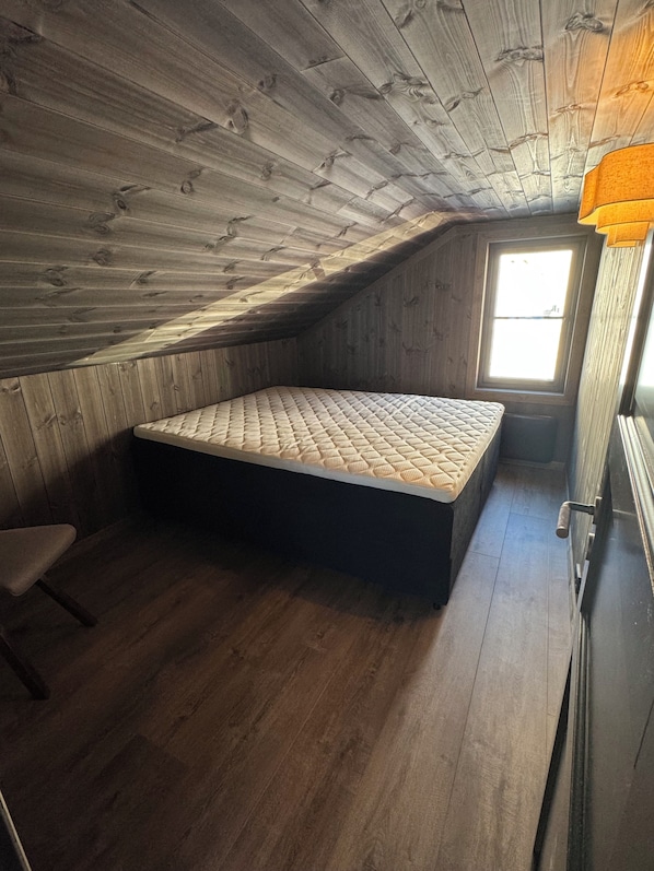 7 bedrooms, WiFi, bed sheets