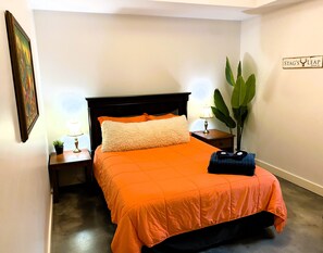 2 bedrooms, iron/ironing board, WiFi, bed sheets - Close to downtown and Ridgemont trail network! (Fernie)