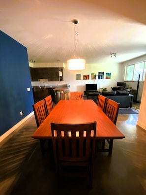 Dining - Close to downtown and Ridgemont trail network! (Fernie)