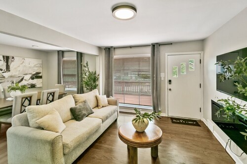 Bright & Cozy Homewood 3 Bed with Arcade Game!