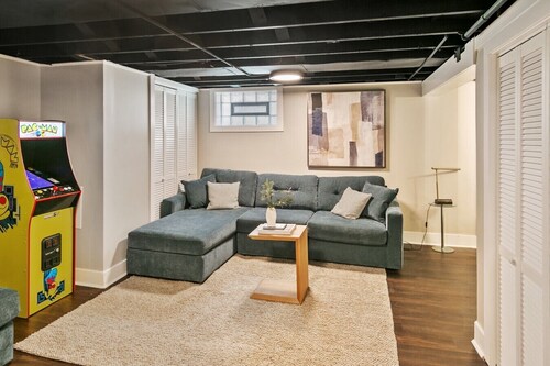 Bright & Cozy Homewood 3 Bed with Arcade Game!