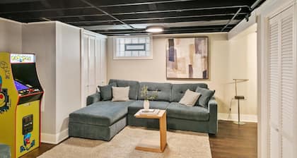 Bright & Cozy Homewood 3 Bed with Arcade Game!