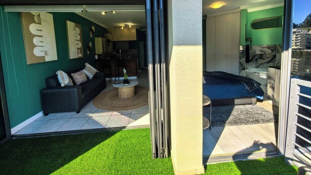 Ein modernes Interieur mit Sofa, Couchtisch und Bett.