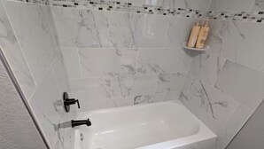 Baignoire à jets, sèche-cheveux, serviettes fournies, savon