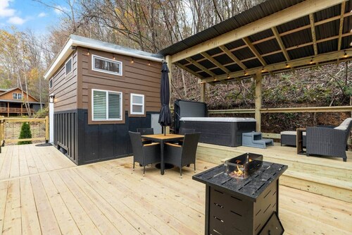 Hot Tub Tiny Cabin for 2 · Big Views Near Smokies