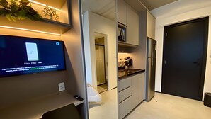 Eine moderne Küche mit Einbauofen, Kaffeemaschine und Kühlschrank.