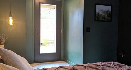 Relaxing Couples Getaway with Hot Tub near downtown Silverton