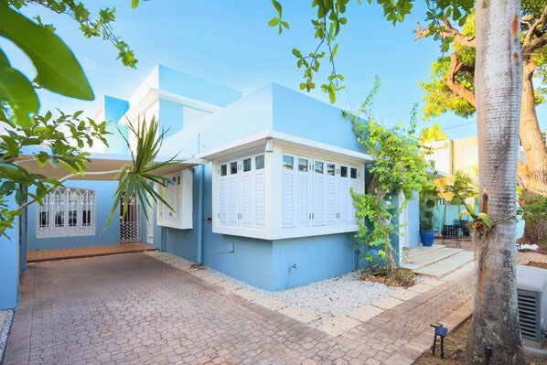 Exterior - Beach House! Rooftop Lounge in San Juan Walk Half block to beach Incrdible value (San Juan)