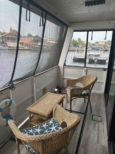Skipper Yacht- Modern Living on the Water!