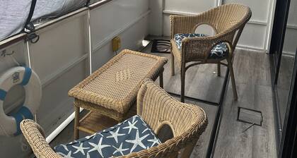 Skipper Yacht- Modern Living on the Water!
