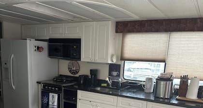 Skipper Yacht- Modern Living on the Water!
