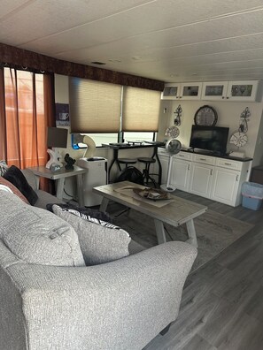Living area - Skipper Yacht- Modern Living on the Water! (Alexandria Bay)