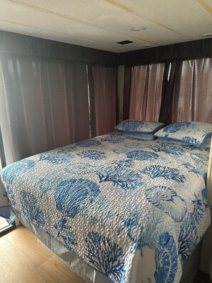 Room - Skipper Yacht- Modern Living on the Water! (Alexandria Bay)