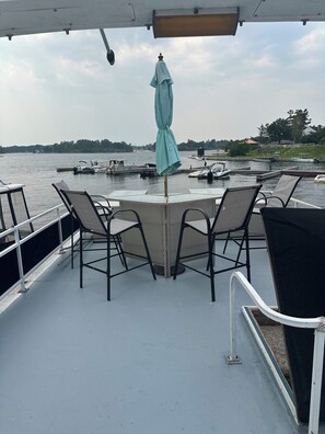 Outdoor dining - Skipper Yacht- Modern Living on the Water! (Alexandria Bay)