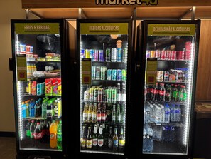 Drei Getränkeautomaten mit verschiedenen Auswahlmöglichkeiten.