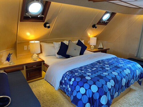 Why knot YACHT!!!! Luxury king accommodation on the dock with breakfast included