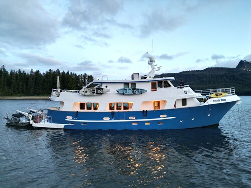 Why knot YACHT!!!! Luxury king accommodation on the dock with breakfast included