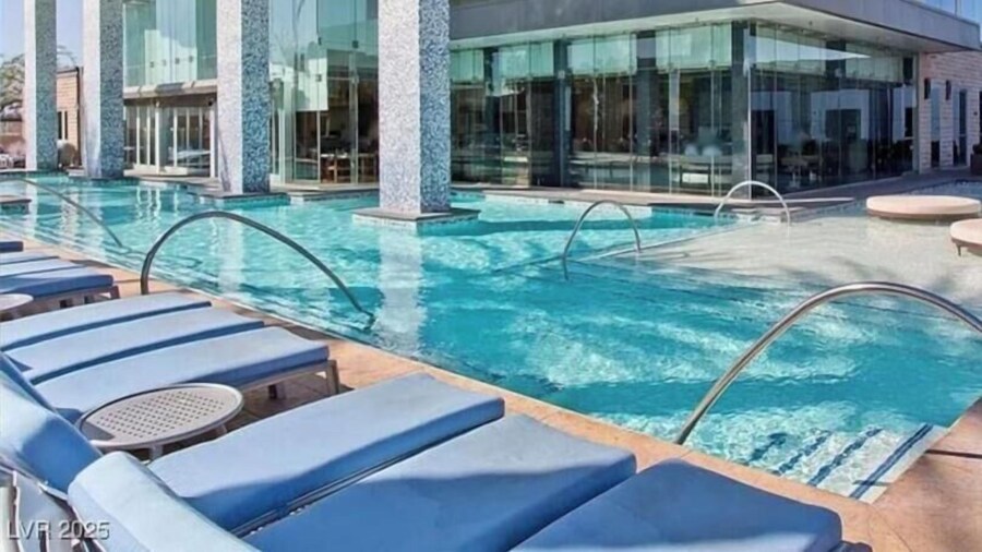 Palms Place Hotel - High Floor Suite