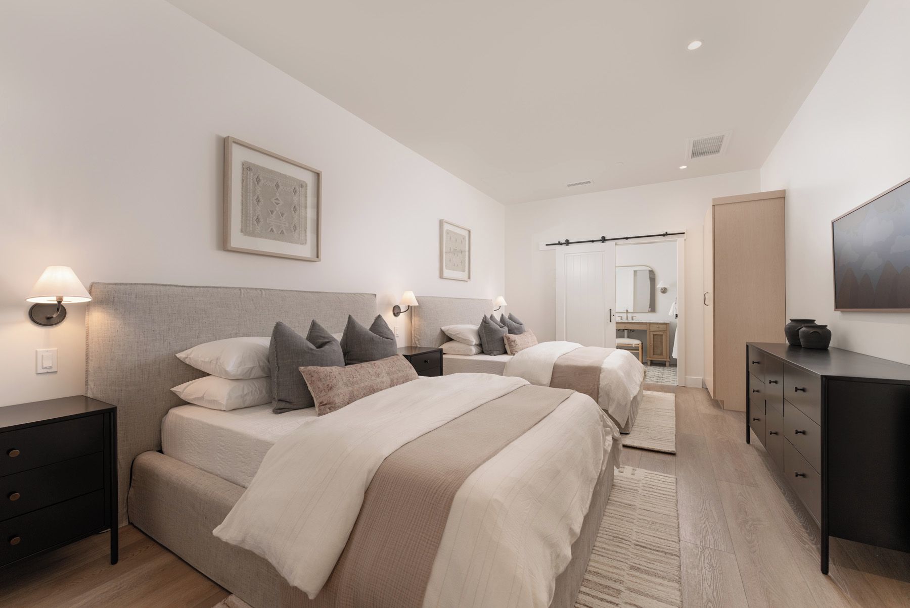 Studio luxueux, 2 grands lits | Bureau, espace de travail pour ordinateurs portables