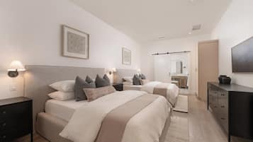Studio luxueux, 2 grands lits | Bureau, espace de travail pour ordinateurs portables