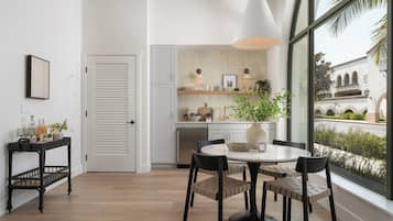 Suite studio luxueuse, douche accessible en fauteuil roulant | Restauration