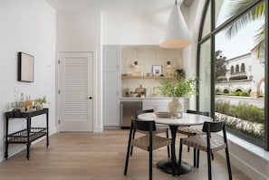 Studio Suite Cao cấp, buồng tắm phù hợp cho xe lăn | Khu ăn uống