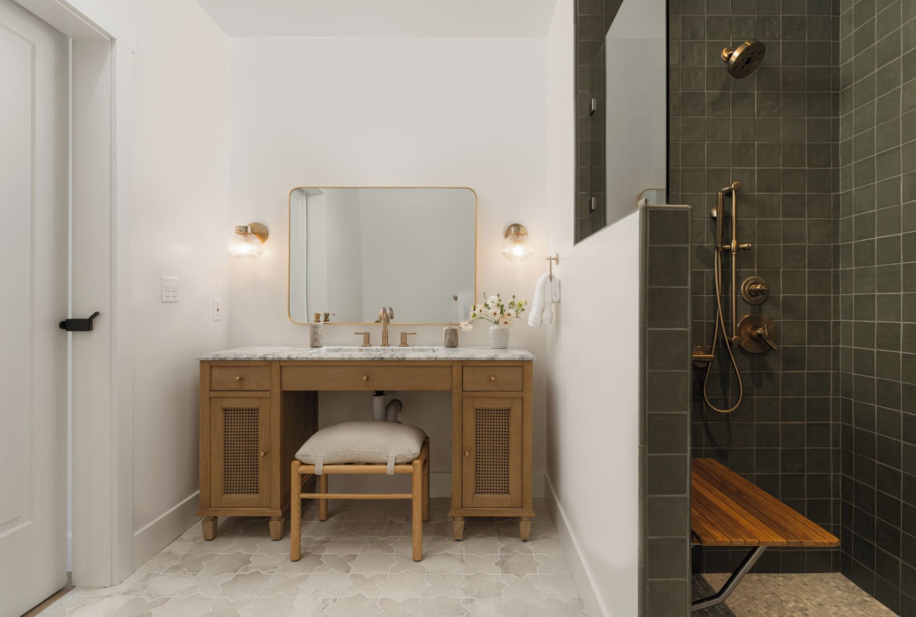Suite studio luxueuse, douche accessible en fauteuil roulant | Salle de bain | Séchoir à cheveux, serviettes fournies, savon, shampooing